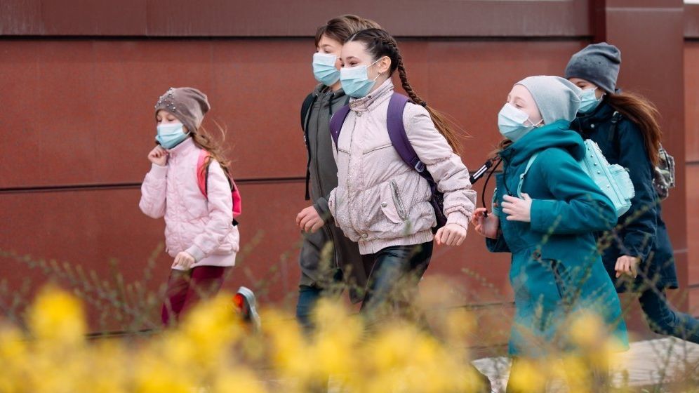 Persoanele de până în 20 de ani sunt cu 50% mai puţin susceptibile să se îmbolnăvească de COVID-19