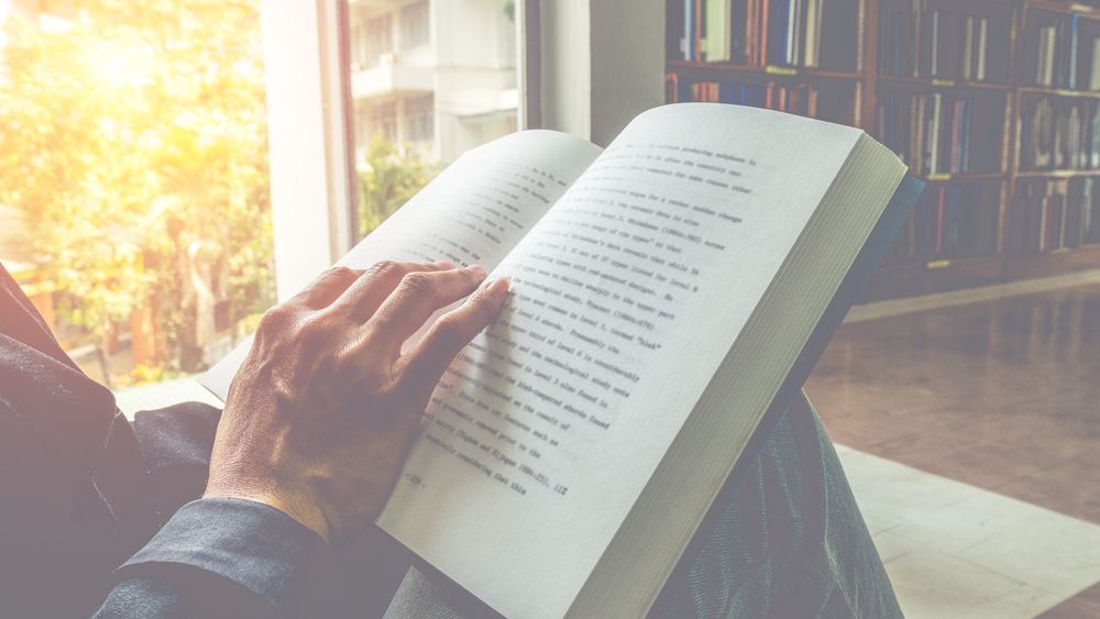 Cinci carti de stiinta pe care Bill Gates considera ca ar trebui sa le citesti