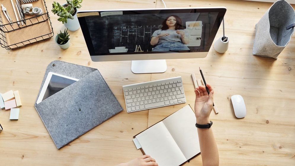 Peste 2.000 de școli din România funcționează în scenariul roșu