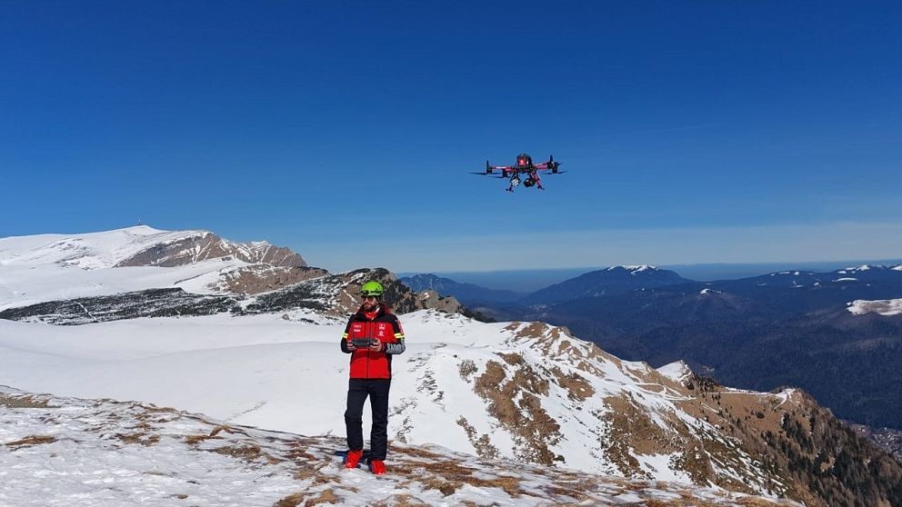 Cand tehnologia ajunge pe munte: De la "targă, sfoară și suflet", Salvamont a ajuns sa aibă sute de drone și să folosească AI pentru găsirea turiștilor rătăciți