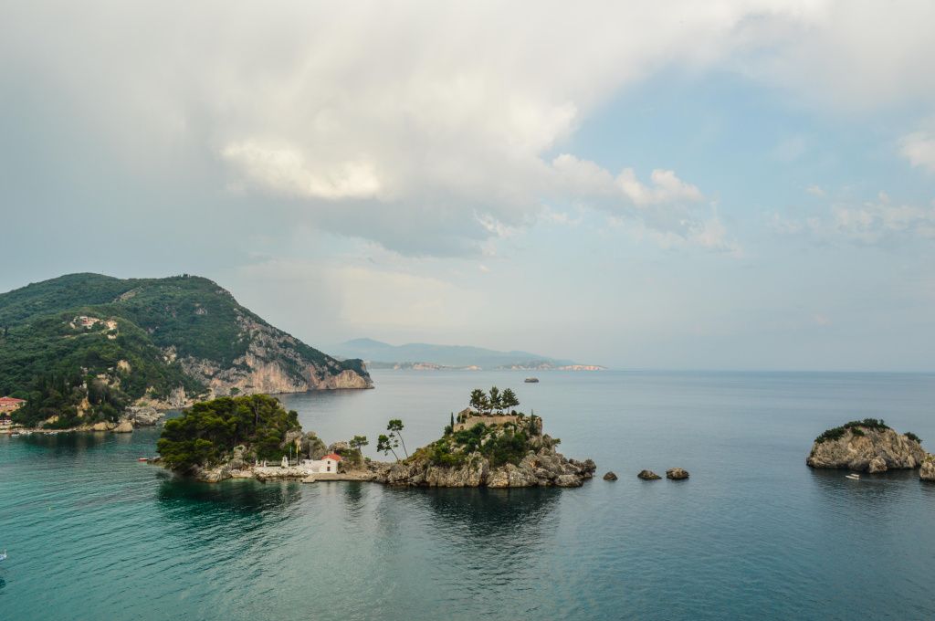 Priveliștea asupra golfului din Parga, de la înălțimea castelului.