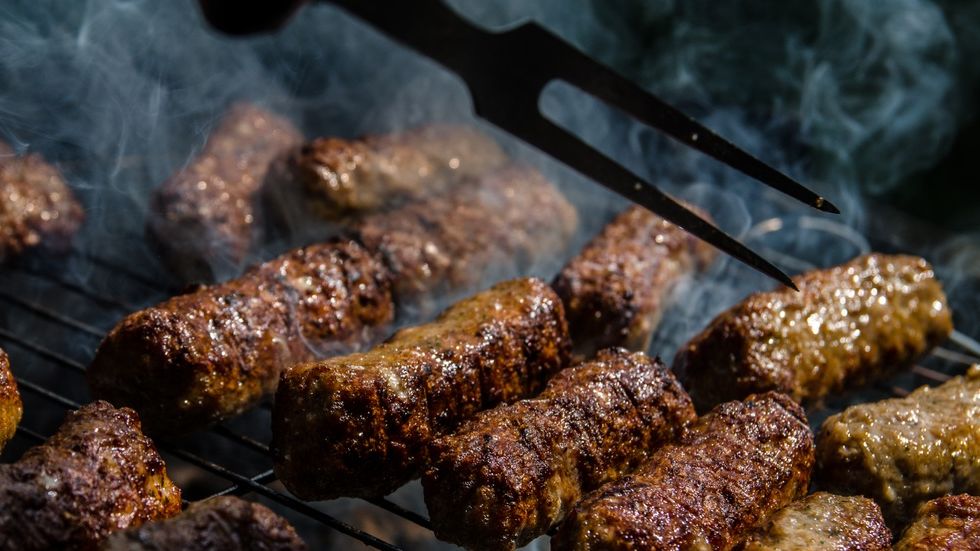Românii comandă de şapte ori mai mulţi mici de 1 Mai faţă de o zi obişnuită