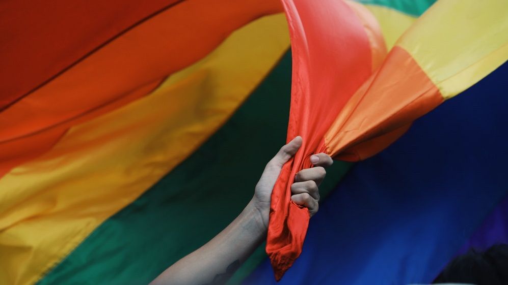 Comunitatea LGBTQ+ rămasă captivă în Afganistan. Talibanii: „Vă vom găsi noi, oriunde v-ați afla”