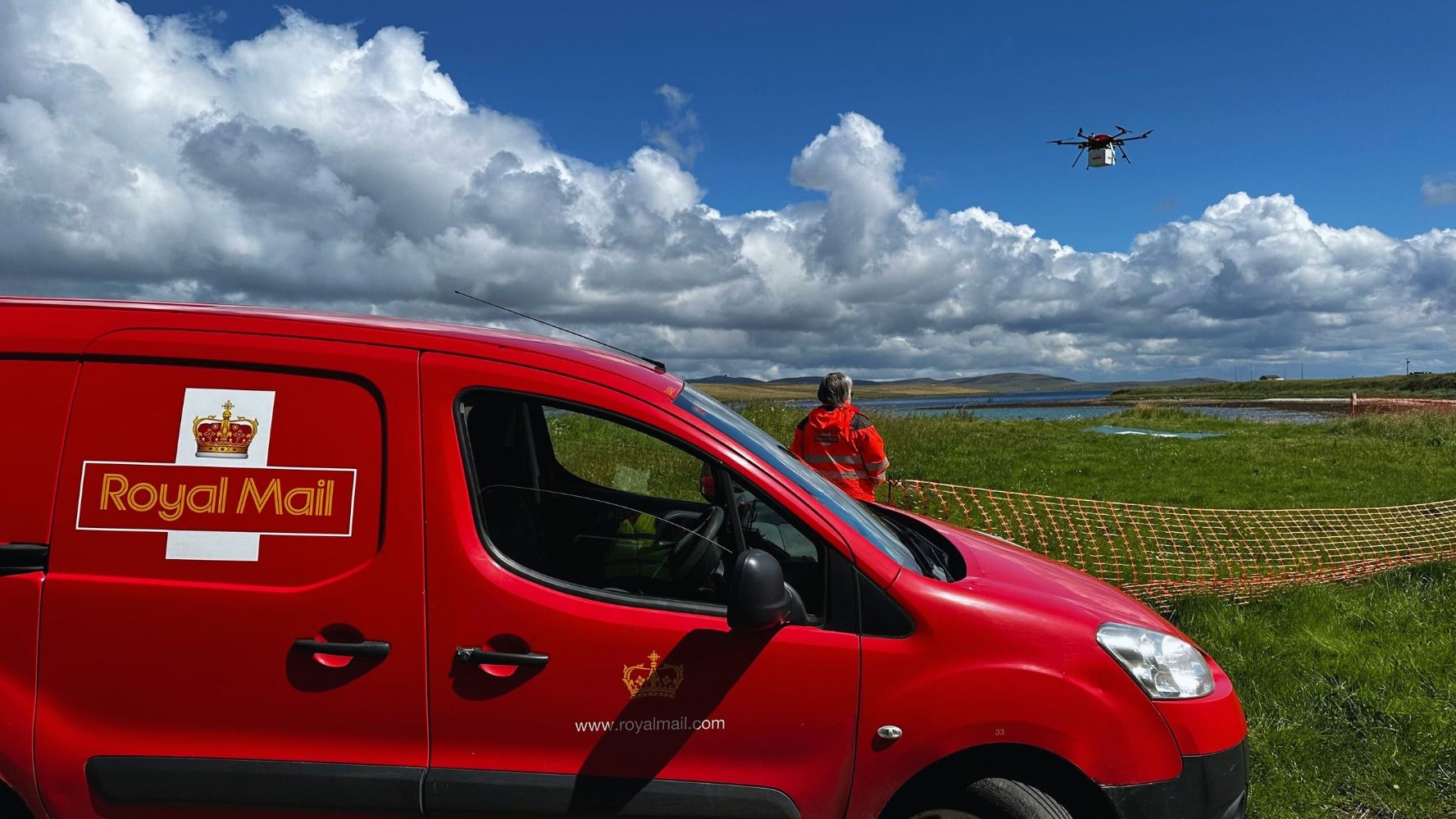 Poșta britanică a început să livreze cu drone scrisori și colete în insulele unde poștașii ajung greu