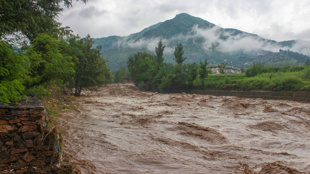 Avertizări meteo multiple în România: Cod Roșu, Portocaliu și Galben de ploi și vânt puternic pentru intervalul 6-8 octombrie