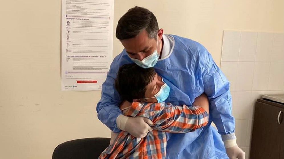 FOTO: Valeriu Gheorghiță, primit cu îmbrățișări în satul natal pentru a-i vaccina pe localnici