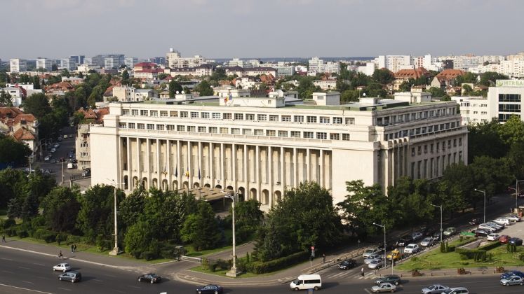 Conflict intre protestatarii din Piata Victoriei si angajatii care au venit sa amenajeze targul de sarbatori