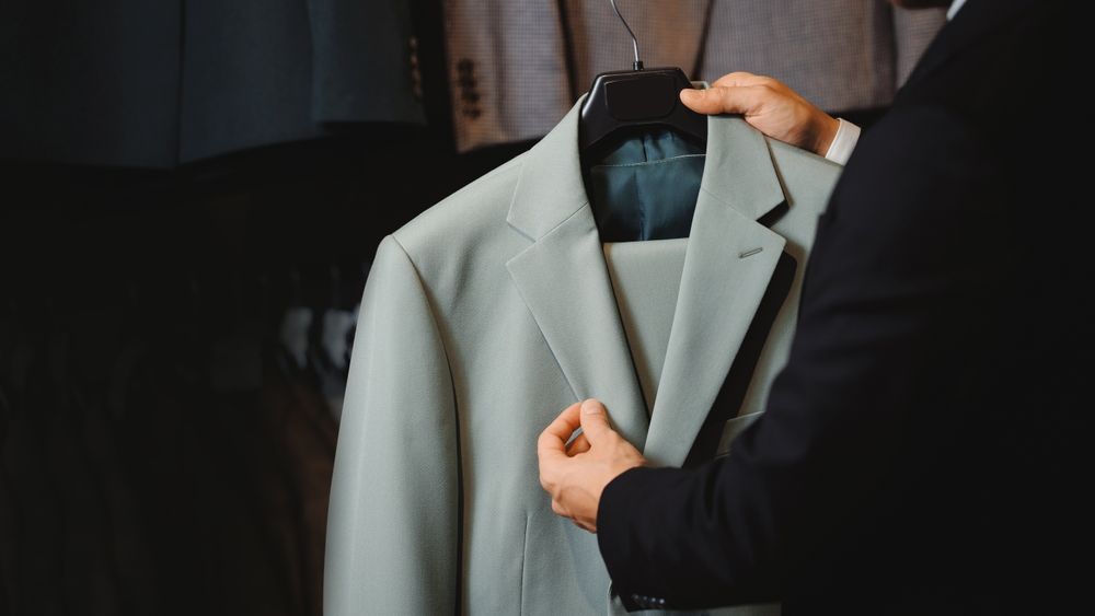 Românii cumpără mai rar, dar mai bine: piața modei masculine premium crește cu până la 10% anual
