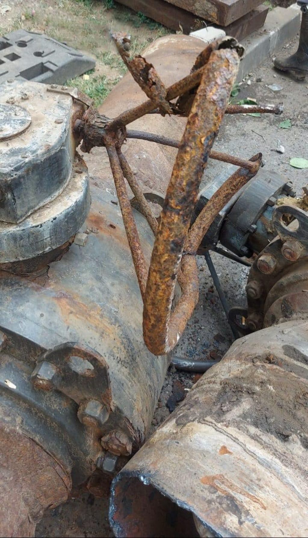 [GALERIE FOTO] Cum arată conductele vechi din cauza cărora bucureștenii nu au apă caldă. Unele - Imagine 1