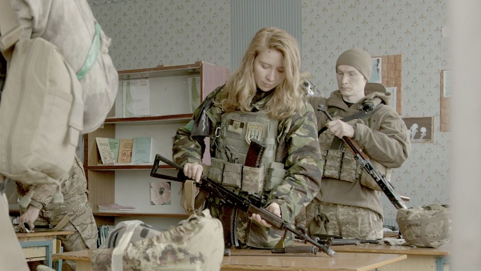 Alisa în țara războiului. Lupta unei regizoare și mame din Ucraina în prima linie a războiului dus de Putin