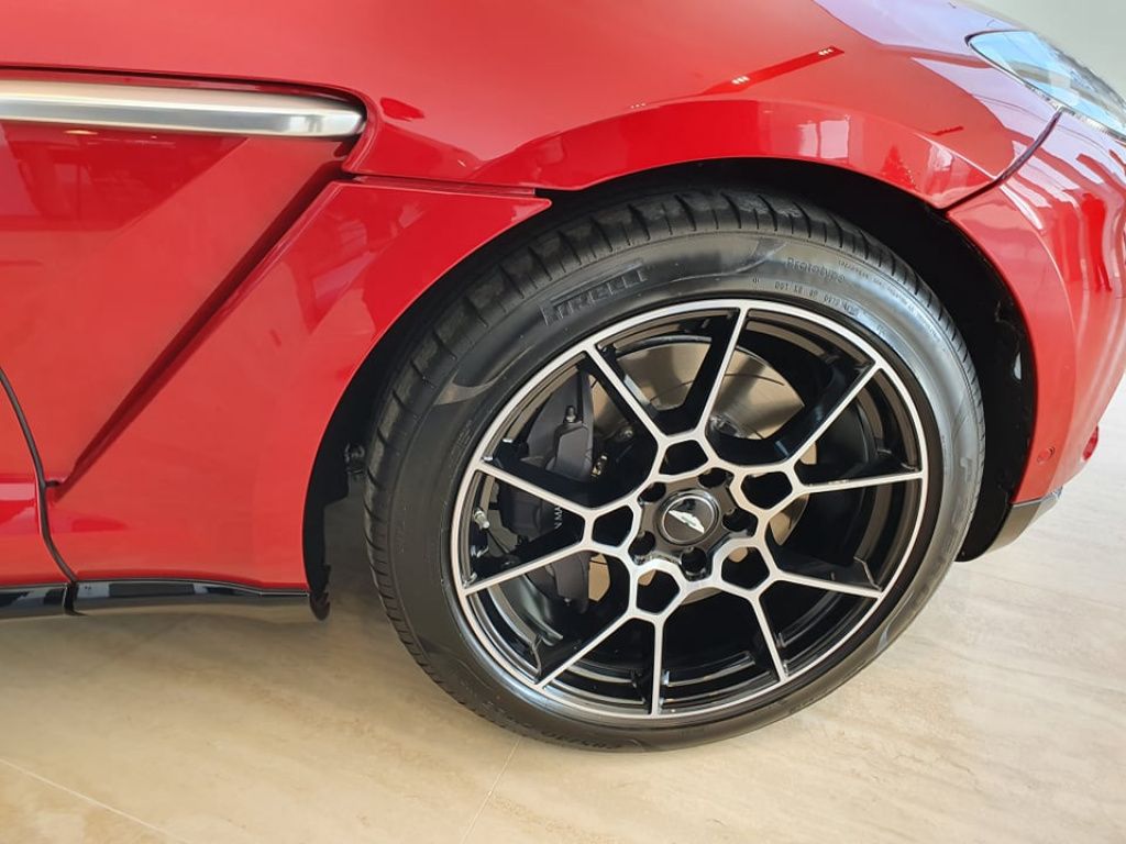Aston Martin DBX - Imagine 18