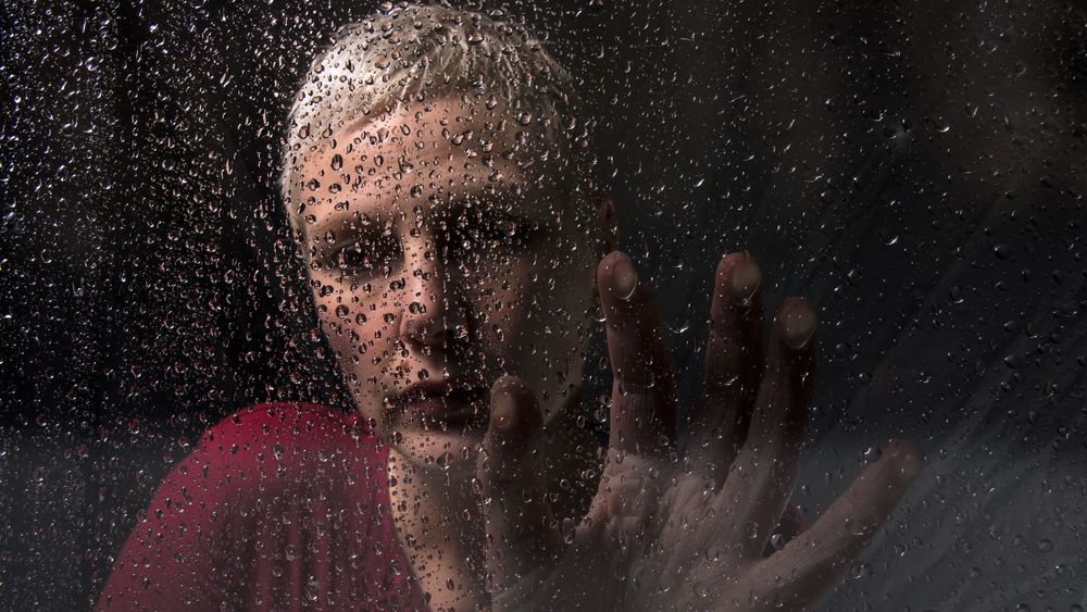 Psiholog: Izolarea de colegi poate duce la depresie. Sfat: menține-ți contactul cu persoanele cunoscute!