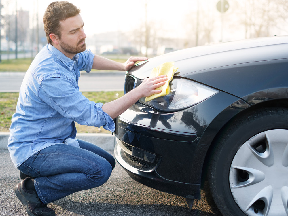 Șoferii români, atenție la mașinile „prea bune”! Cum te poate păcăli un samsar cu daune reparate, kilometraj micșorat și preț umflat
