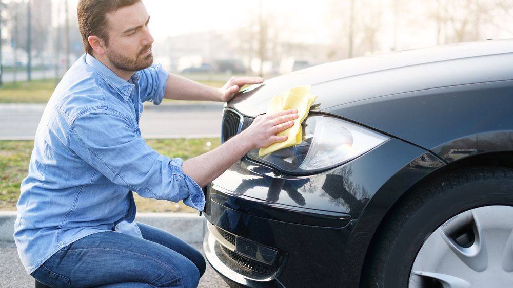 Șoferii români, atenție la mașinile „prea bune”! Cum te poate păcăli un samsar cu daune reparate, kilometraj micșorat și preț umflat