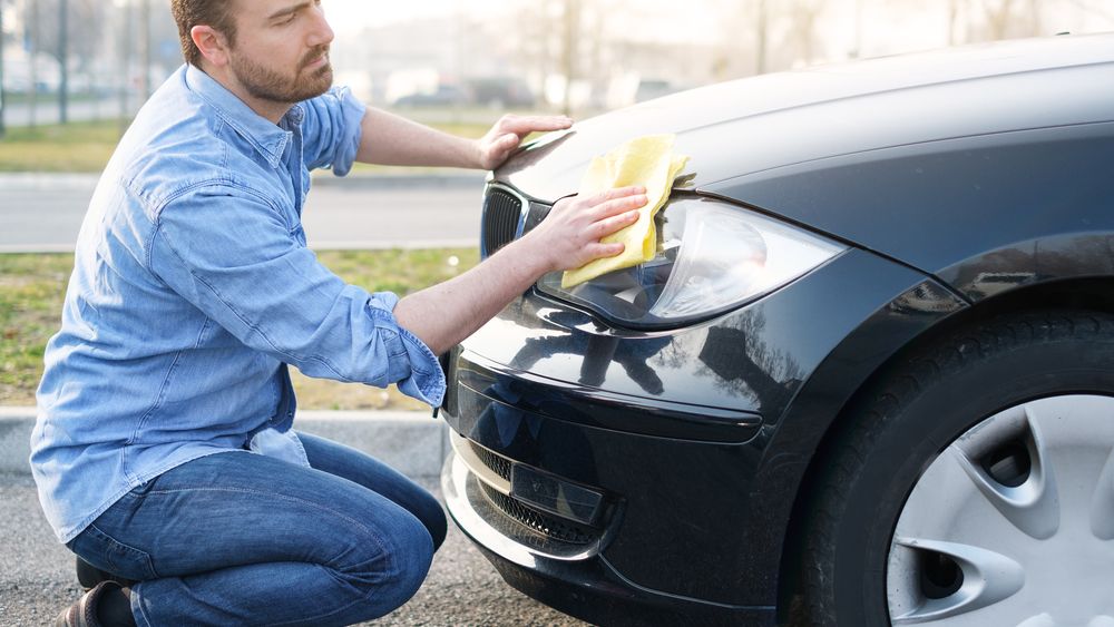 Românul se închină la mașină: Salariul pe trei luni se duce exclusiv pe cheltuielile automobilului