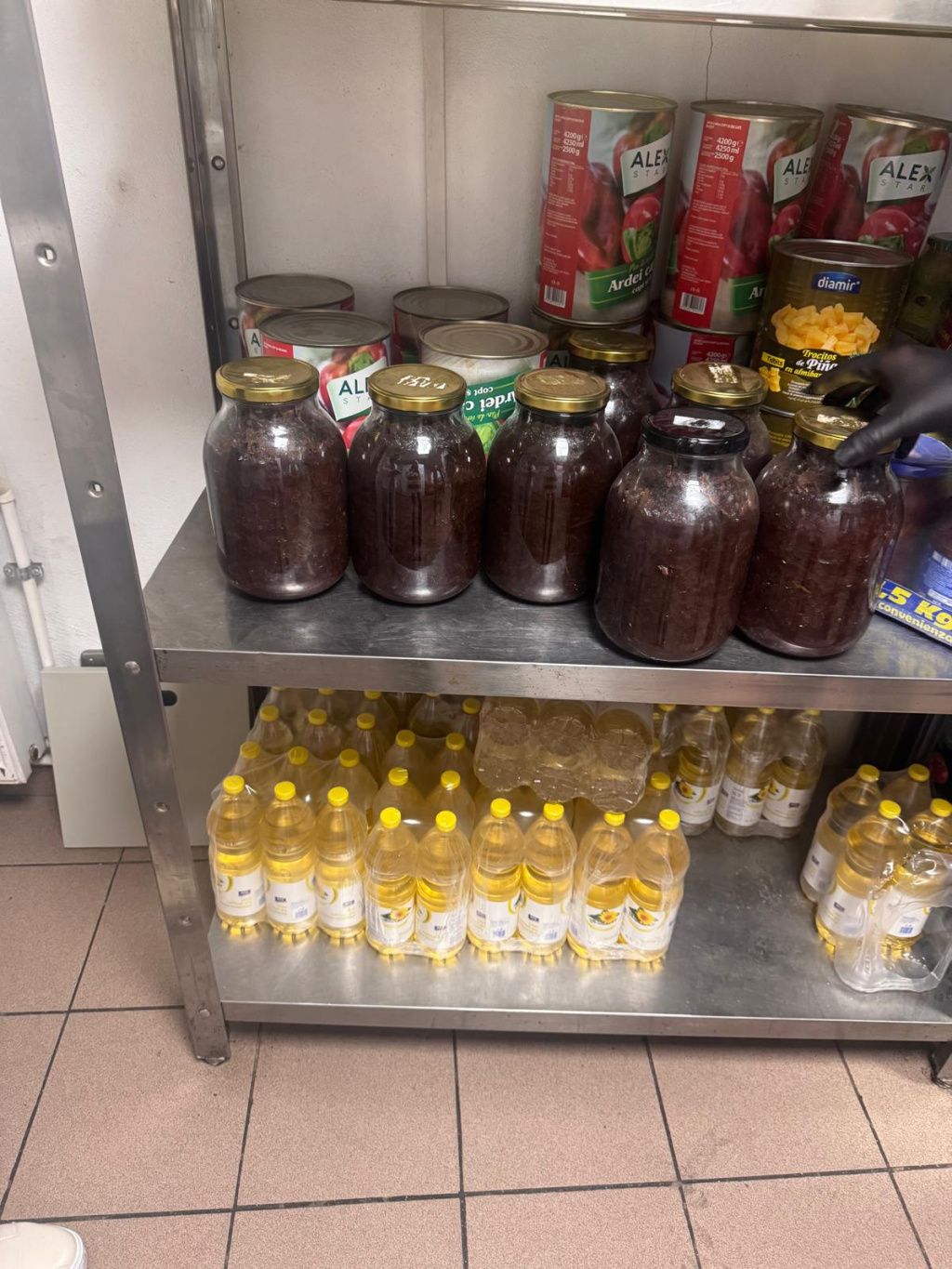 FOTO | ANPC închide temporar Berăria H. Ispectorii lui Piedone au găsit gândaci care "žstăteau - Imagine 4