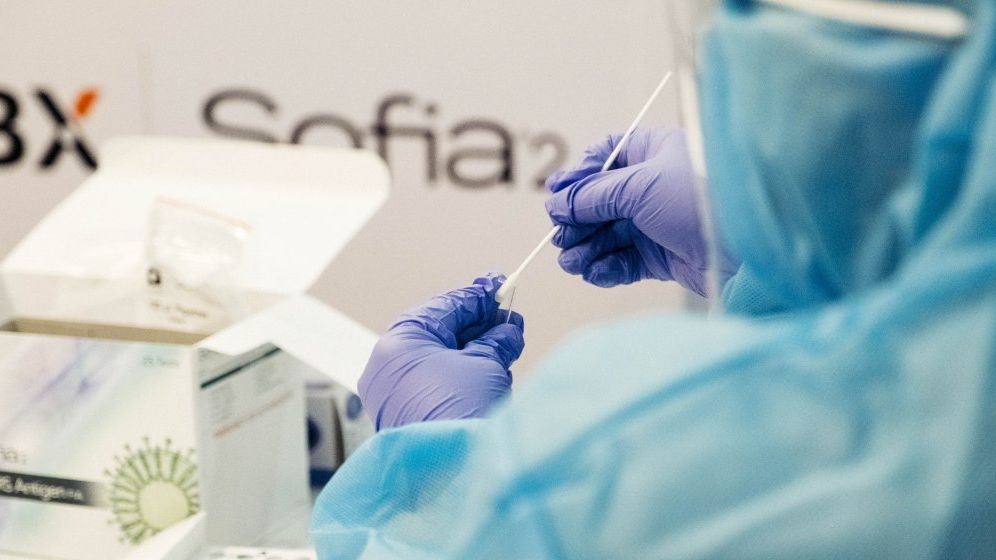 Hong Kong introduce brăţările electronice pentru persoanele infectate