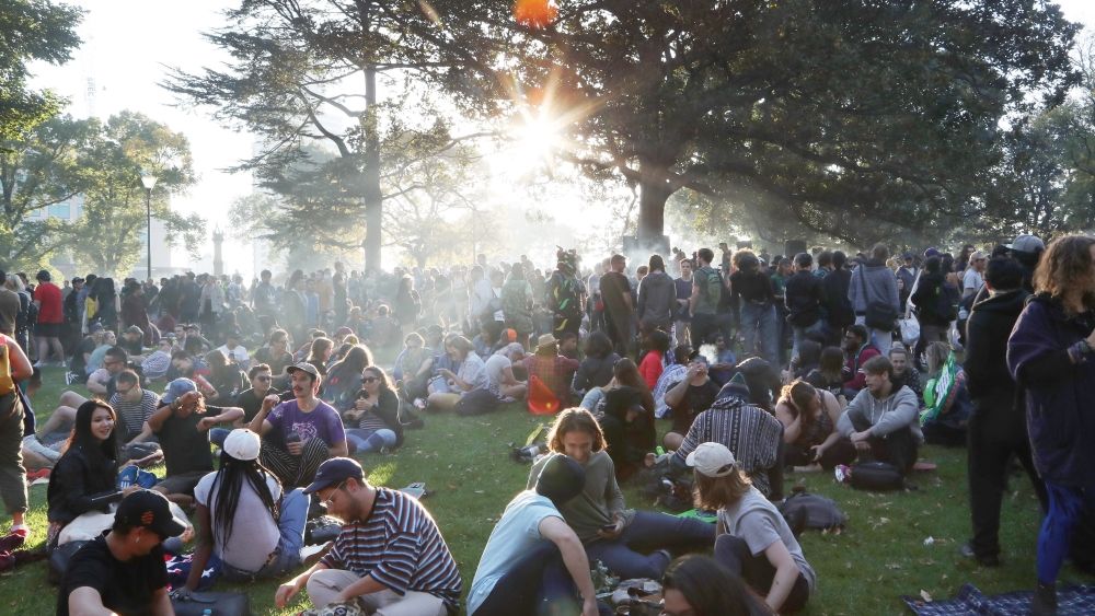 Sute de canadieni au profitat de ziua asa-numita "4/20" pentru a fuma un joint inainte de legalizarea canabisului