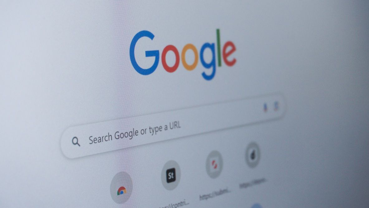 Google își taie singur creanga de sub picior: Investițiile în AI au dus la venituri sub așteptări din Google Search. Motivul? Boții AI nu dau click pe reclame