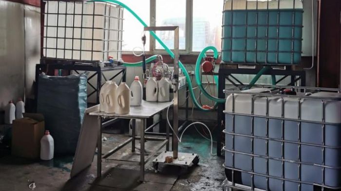 Fabrică ilegală de detergent premium contrafăcut, descoperită în Mureș. Materia primă era adusă din Ungaria