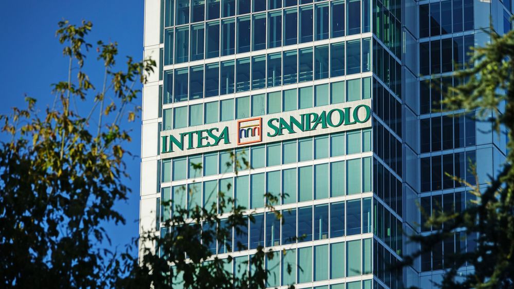 Italienii de la Intesa vor să cumpere First Bank (România). După tranzacție, Intesa poate intra în top 10