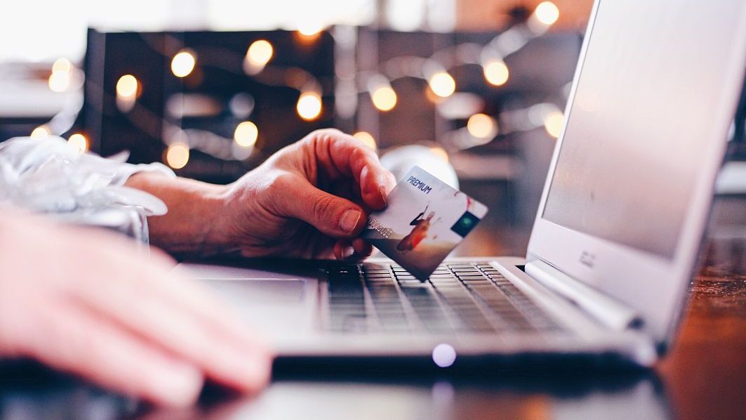 GLAMI: doar 3% dintre români mai folosesc transferuri bancare pentru comenzile online de modă