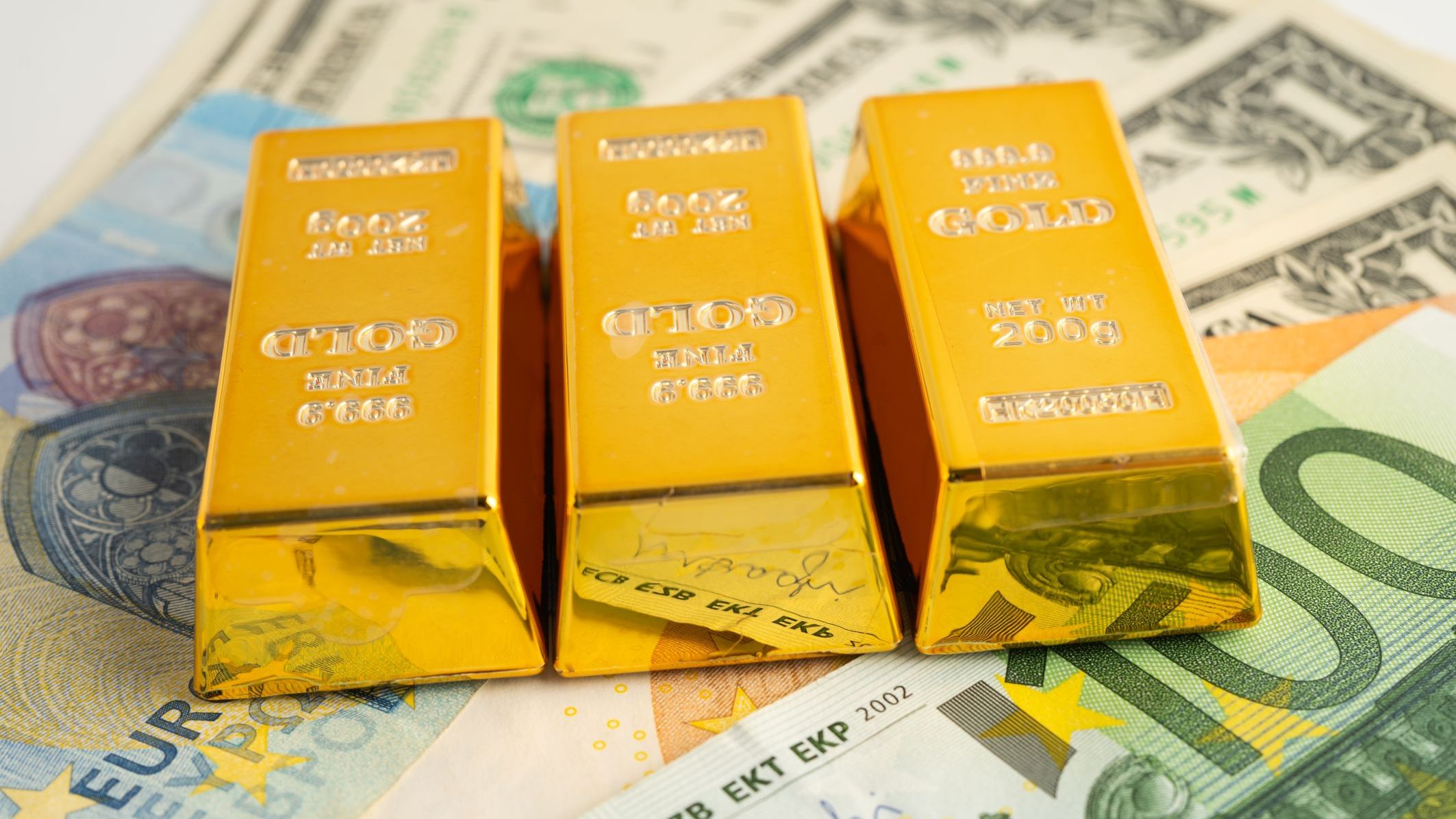 Preţul aurului a depăşit pentru prima dată în istorie pragul de 5.000 de dolari pe uncie