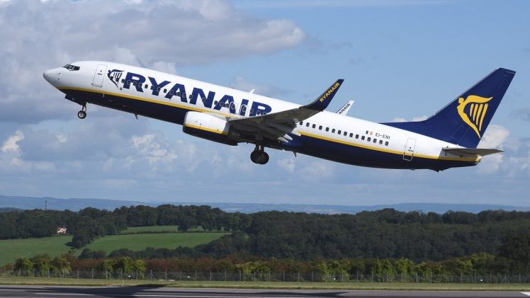 Ryanair pune la vanzare bilete de avion cu cinci euro