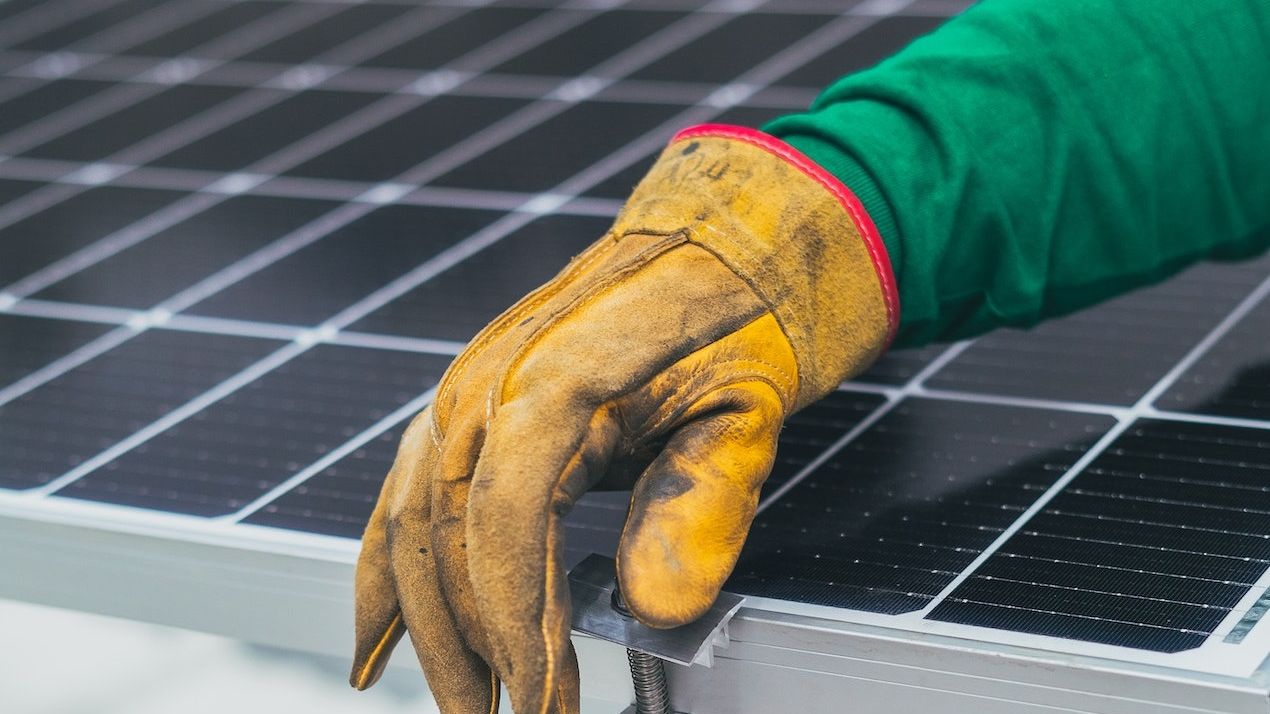 Gigantul TotalEnergies intră pe piața regenerabilelor din România. Ar putea colabora și cu Dacia