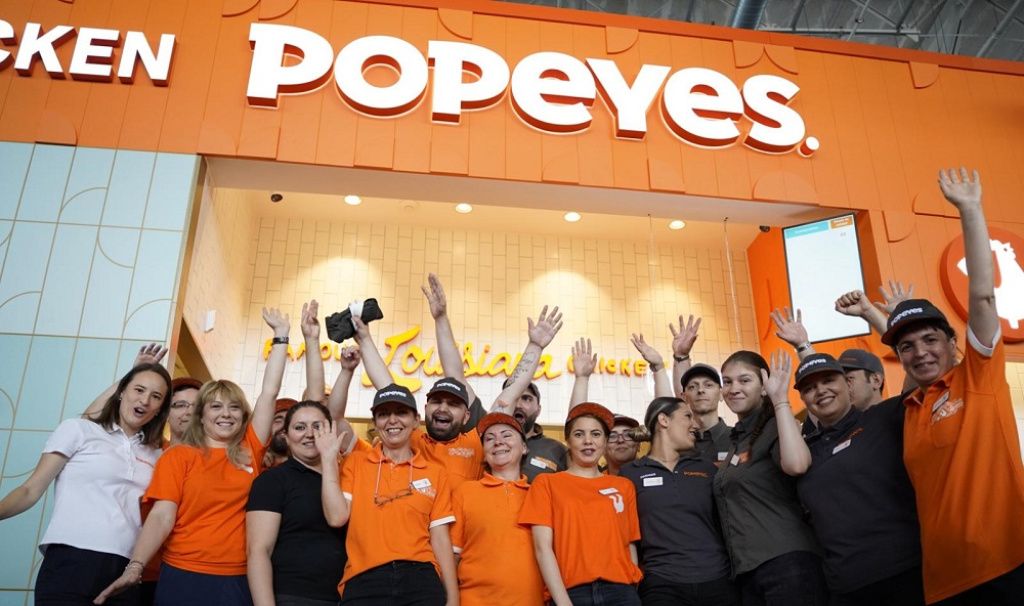Coadă ca pe vremea lui Ceaușescu la deschiderea unui fast-food în Craiova. Oltenii s-au aliniat l - Imagine 4