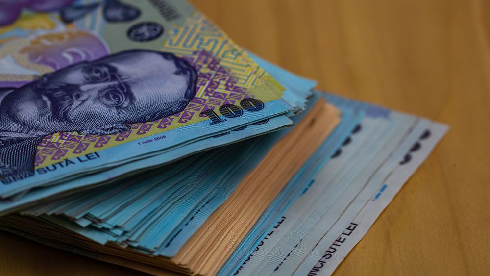 Românii sunt tot mai atenți la bani: promoțiile și produsele mai ieftine, tot mai căutate. Cât au cheltuit în prima jumătate a anului