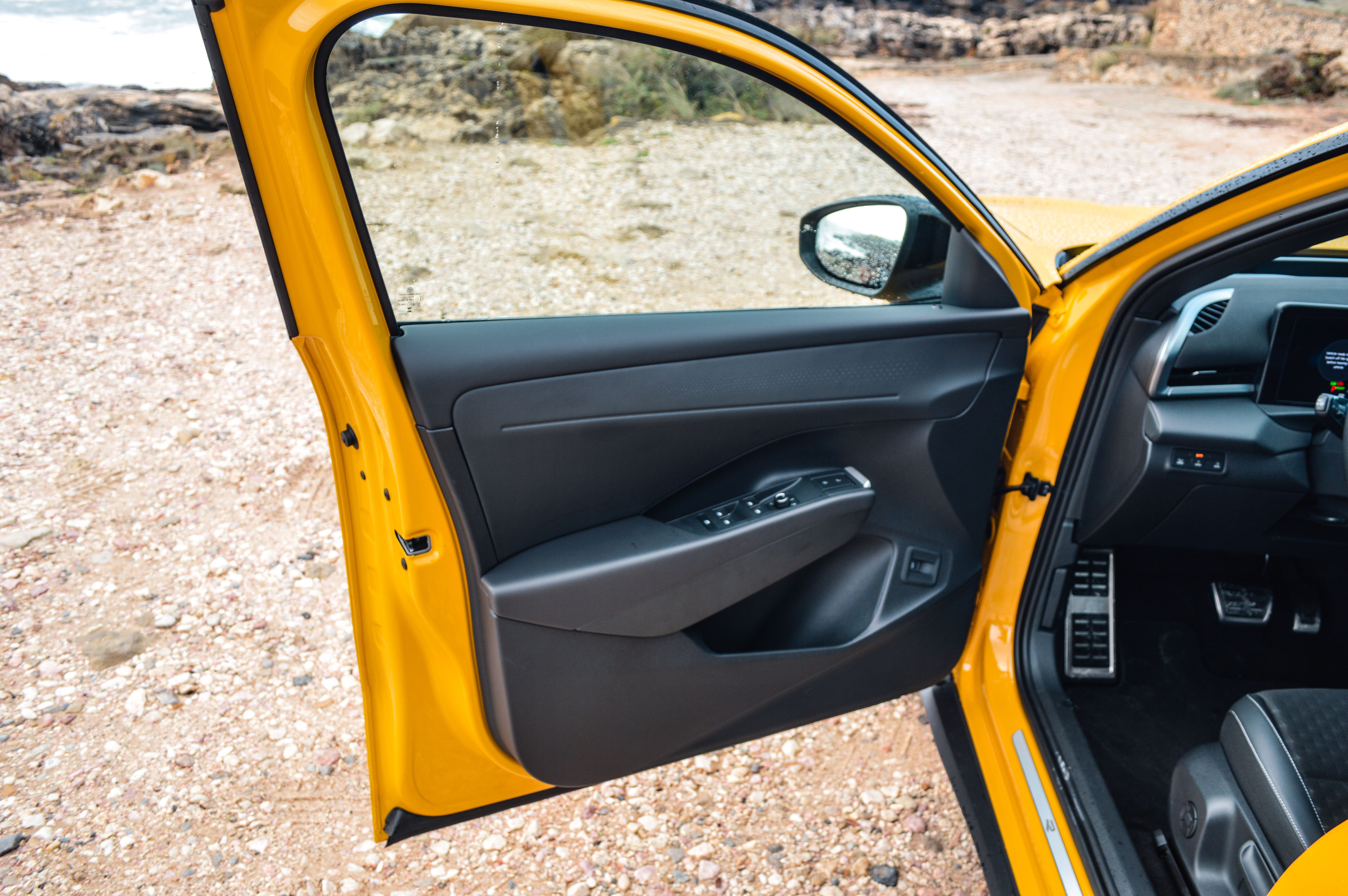 FOTO | Prim contact cu noul Volkswagen T-Roc. Cum au reușit germanii să îmbunătățească rețeta bestseller-ului lor - Poza 60