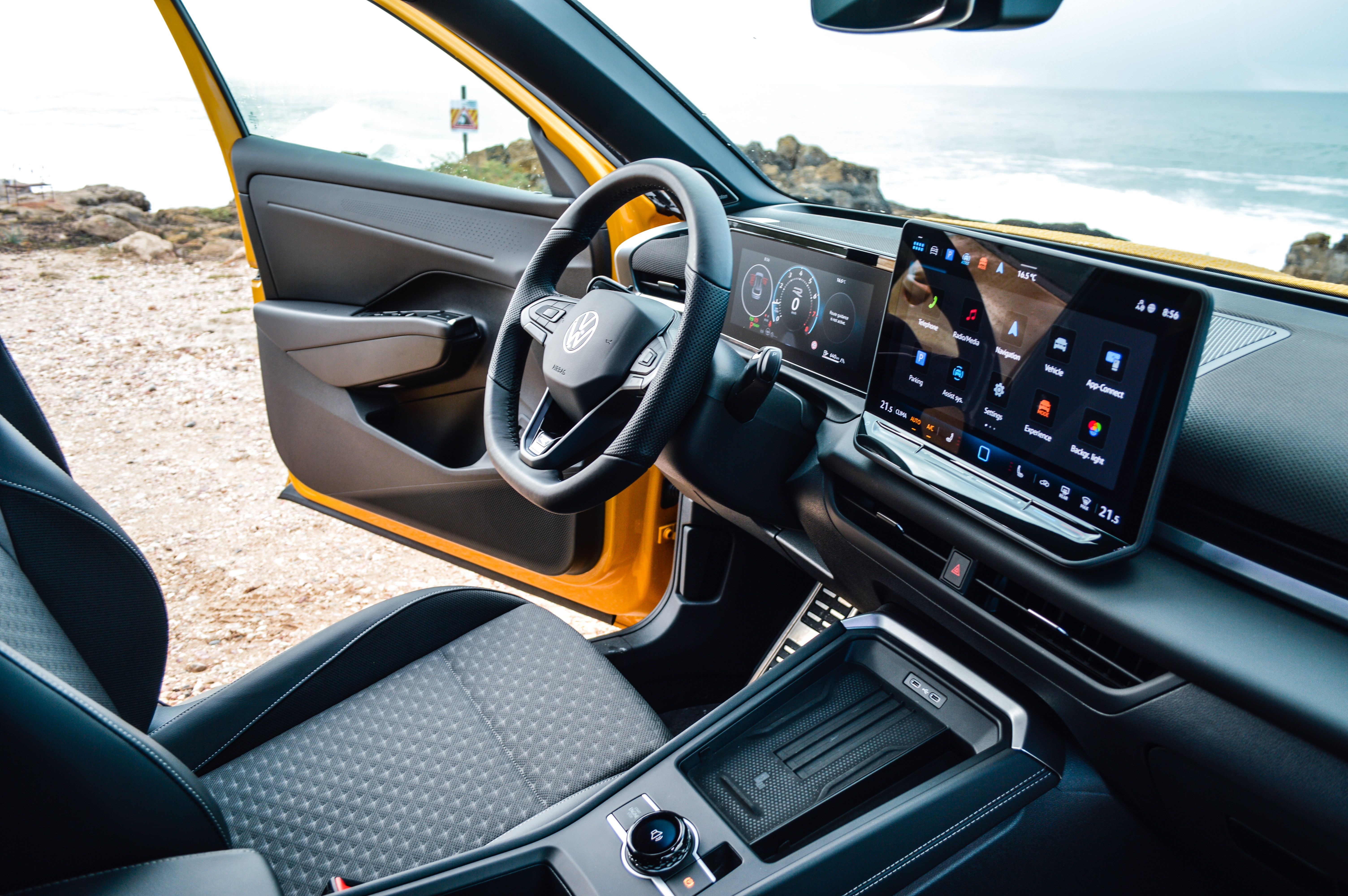 FOTO | Prim contact cu noul Volkswagen T-Roc. Cum au reușit germanii să îmbunătățească rețeta bestseller-ului lor - Poza 53