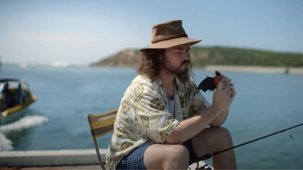 Reclama în care un bărbat mănâncă un sandvis cu liliac, aspru criticată