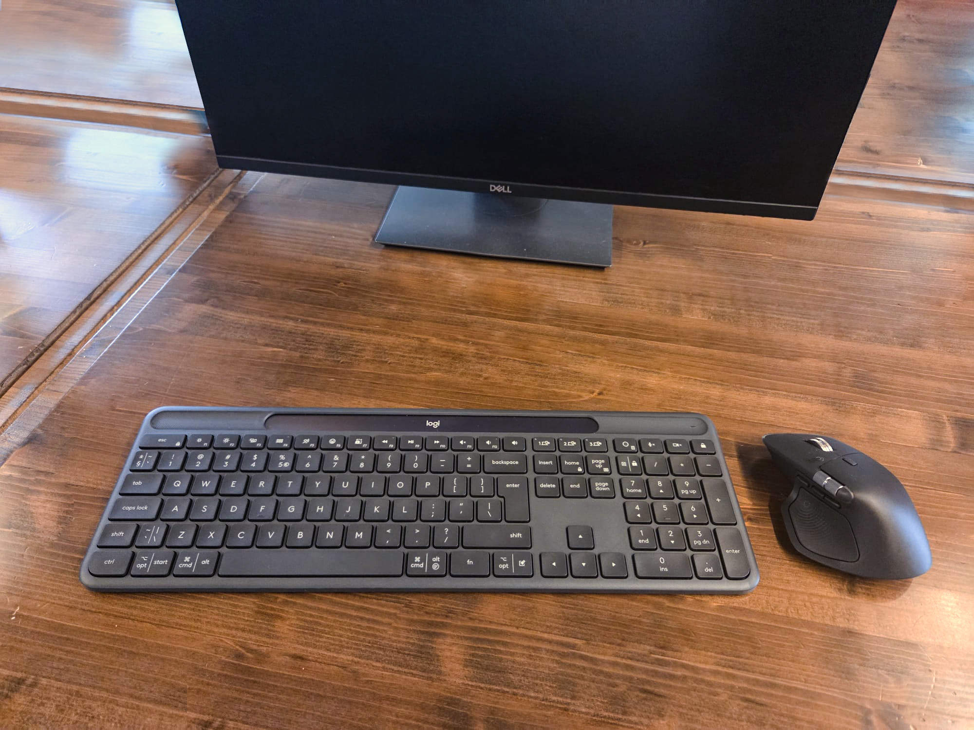 Review Logitech Signature Slim Solar+ K980 for Business: tastatura care trăiește din lumină și elimină complet grija încărcării