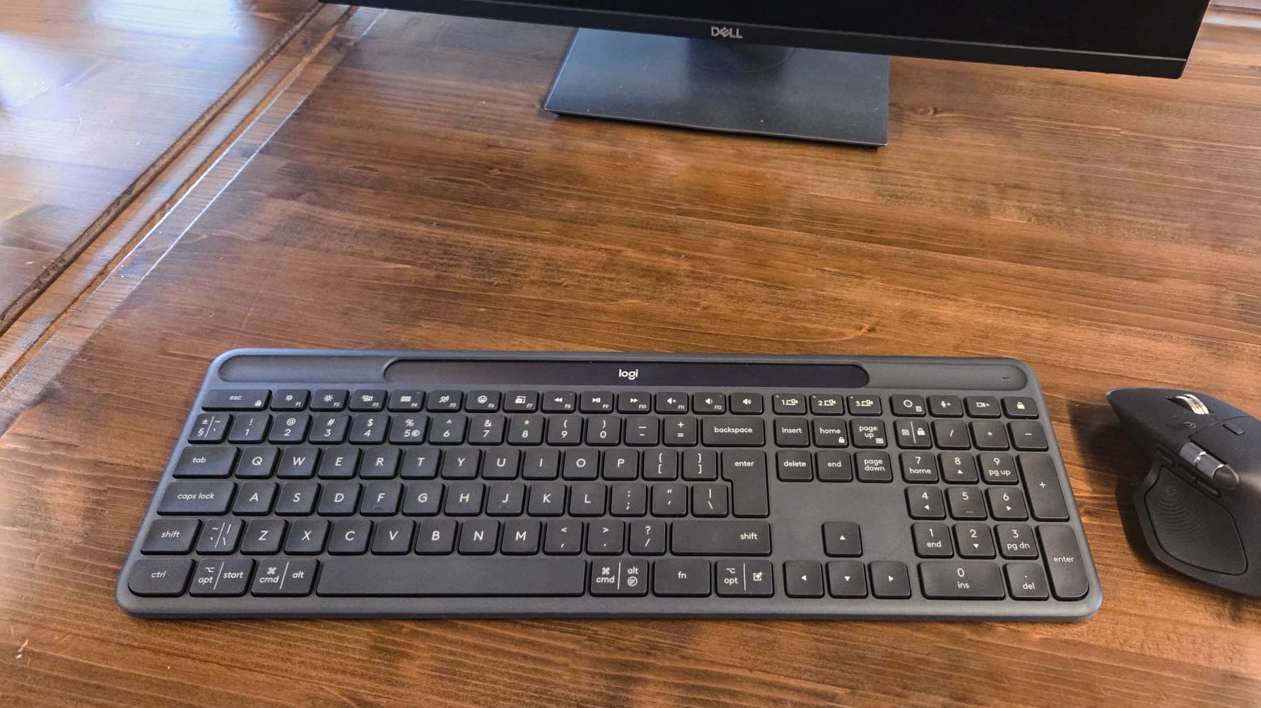 Review Logitech Signature Slim Solar+ K980 for Business: tastatura care trăiește din lumină și elimină complet grija încărcării