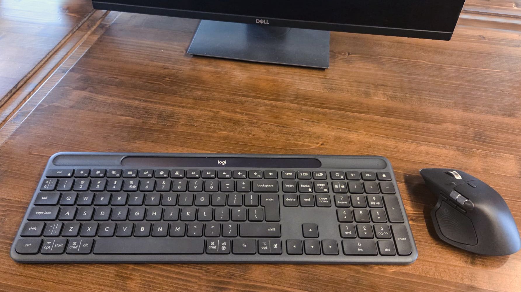 Review Logitech Signature Slim Solar+ K980 for Business: tastatura care trăiește din lumină și elimină complet grija încărcării