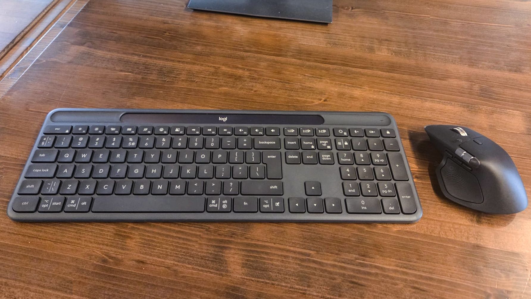 Review Logitech Signature Slim Solar+ K980 for Business: tastatura care trăiește din lumină și elimină complet grija încărcării