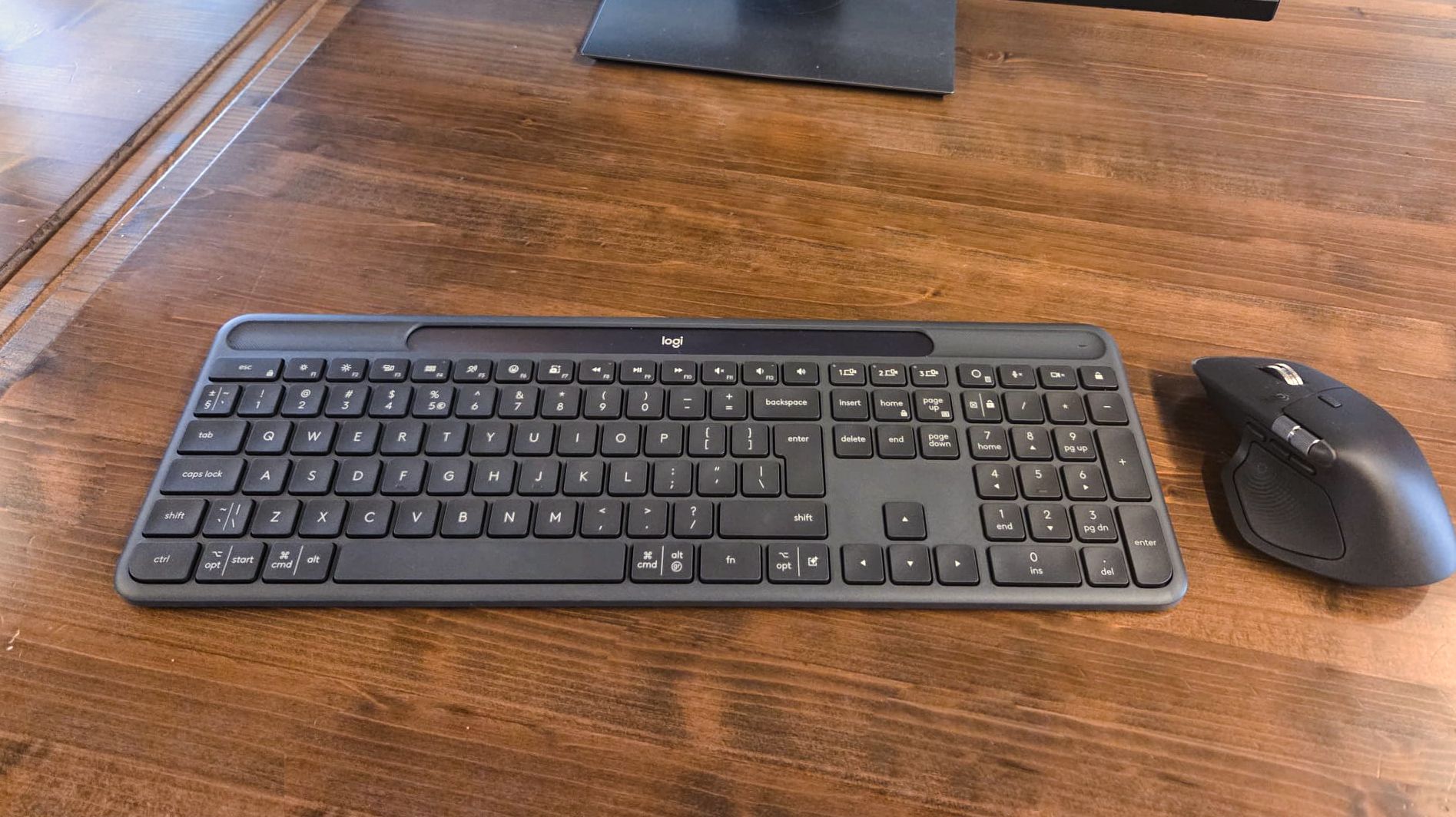 Review Logitech Signature Slim Solar+ K980 for Business: tastatura care trăiește din lumină și elimină complet grija încărcării
