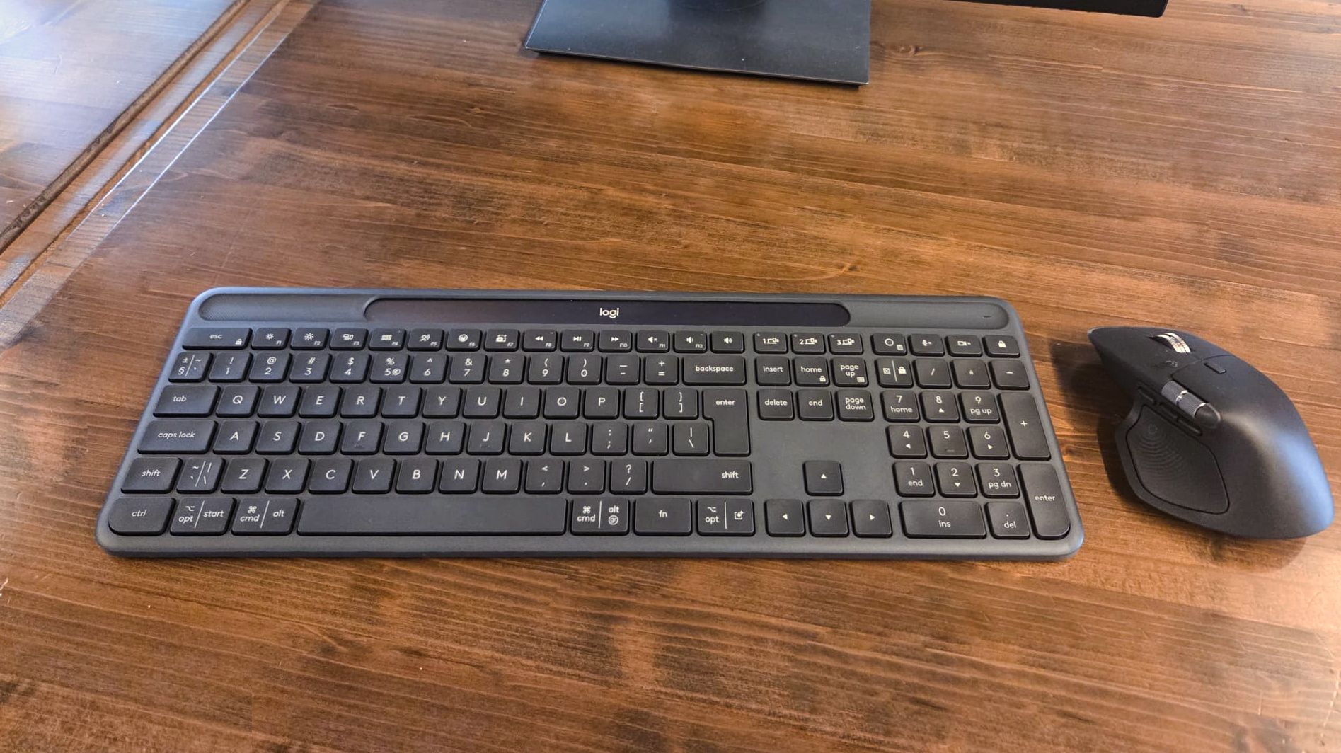 Review Logitech Signature Slim Solar+ K980 for Business: tastatura care trăiește din lumină și elimină complet grija încărcării