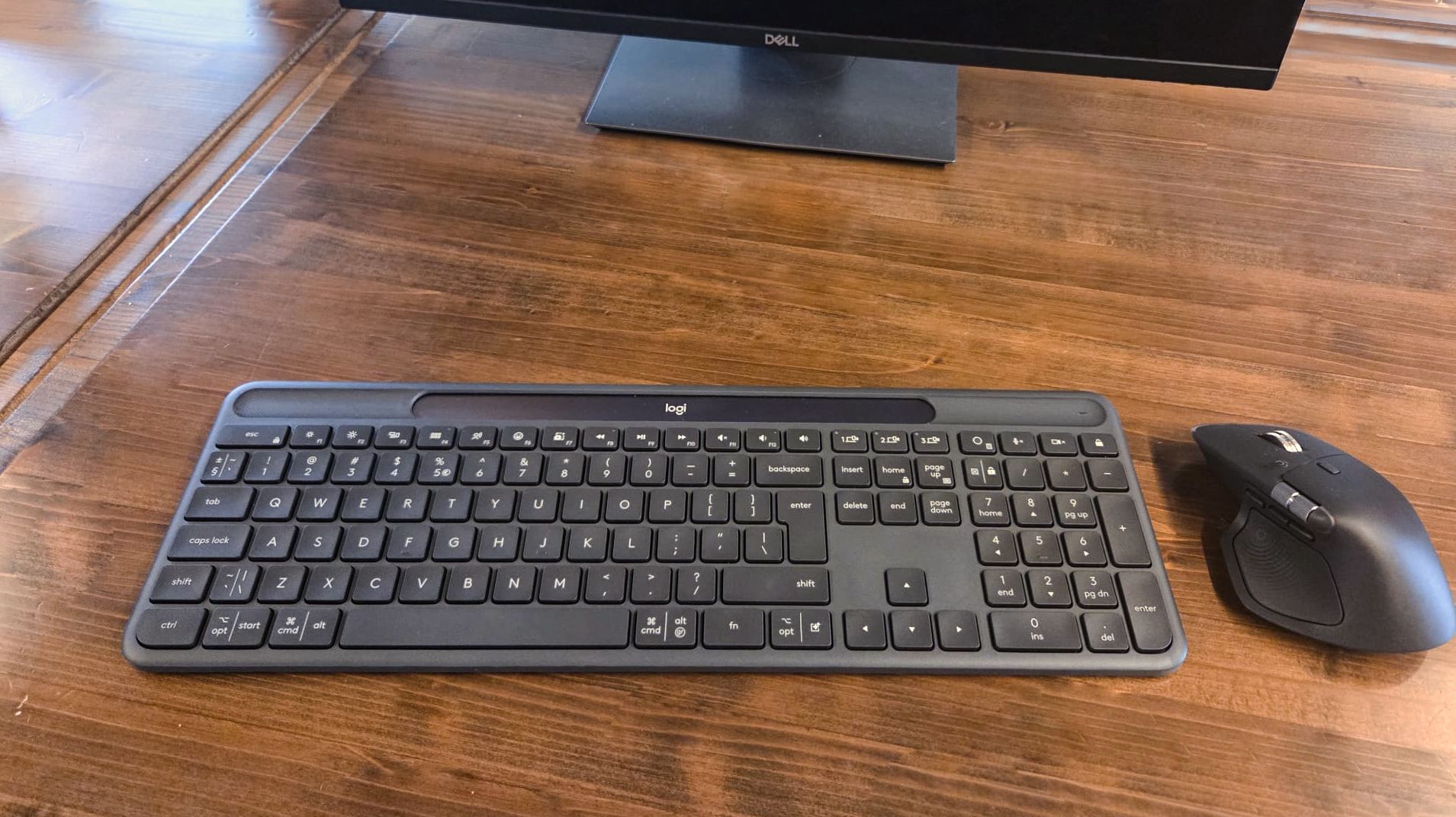 Review Logitech Signature Slim Solar+ K980 for Business: tastatura care trăiește din lumină și elimină complet grija încărcării