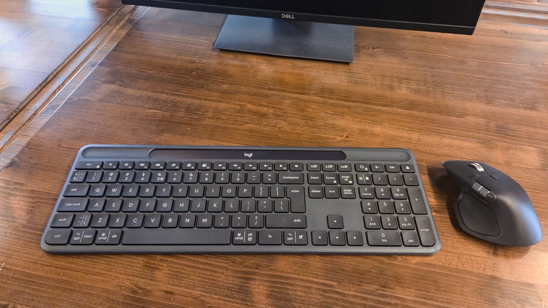 Review Logitech Signature Slim Solar+ K980 for Business: tastatura care trăiește din lumină și elimină complet grija încărcării