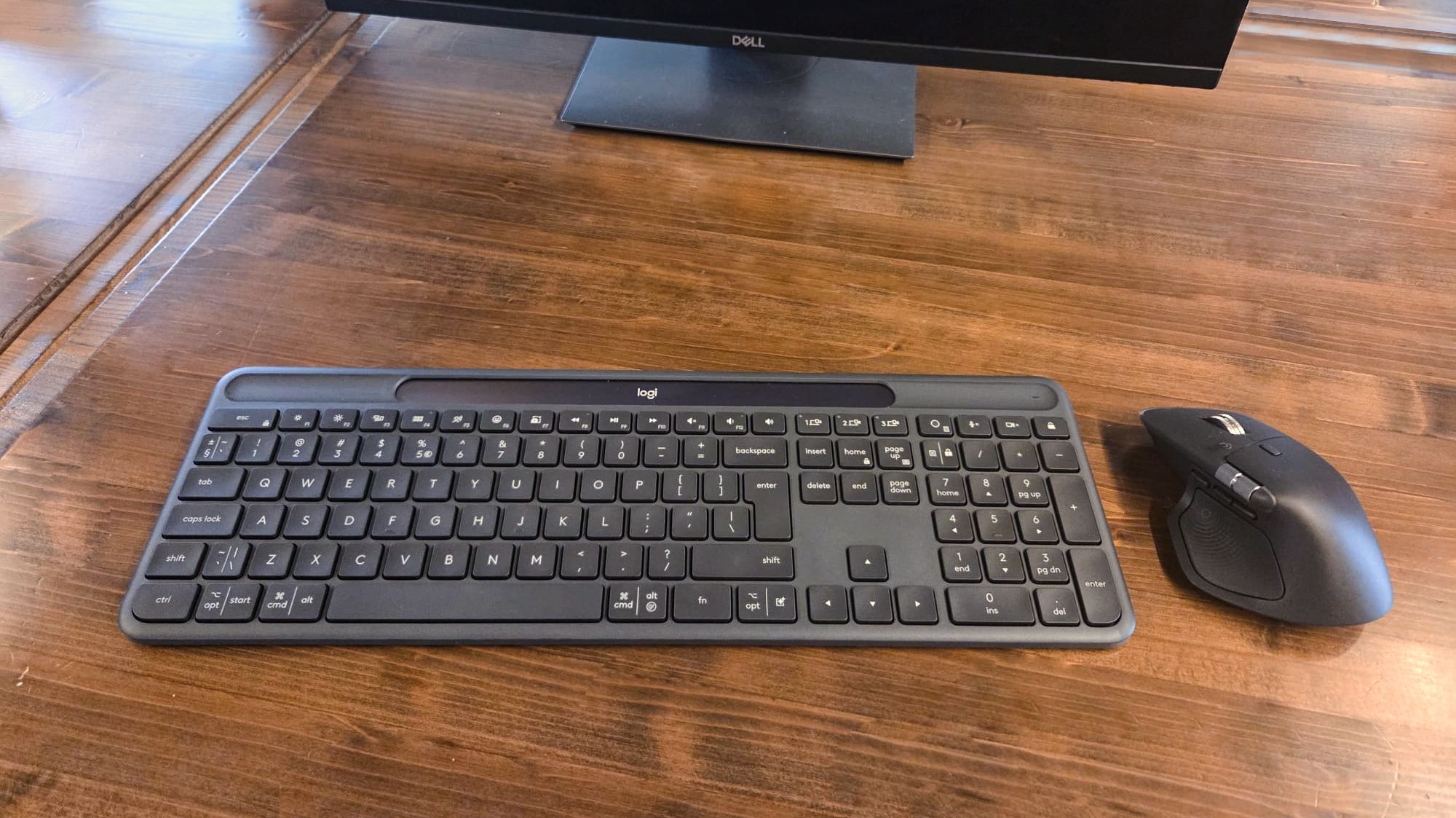 Review Logitech Signature Slim Solar+ K980 for Business: tastatura care trăiește din lumină și elimină complet grija încărcării
