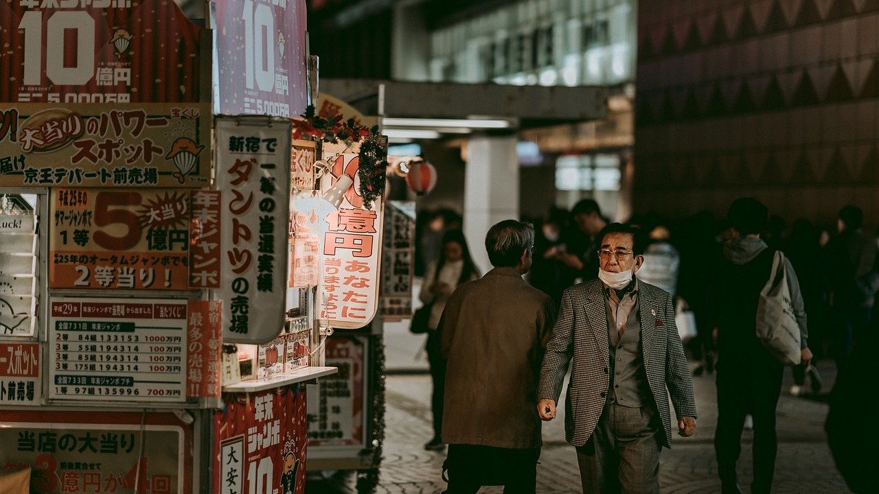 Japonia le cere oamenilor să poarte mască în propriile case