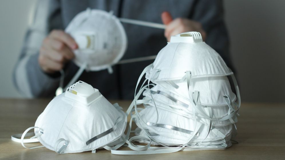 Măşti de protecţie date gratis tuturor locuitorilor Mangaliei de către administraţia locală