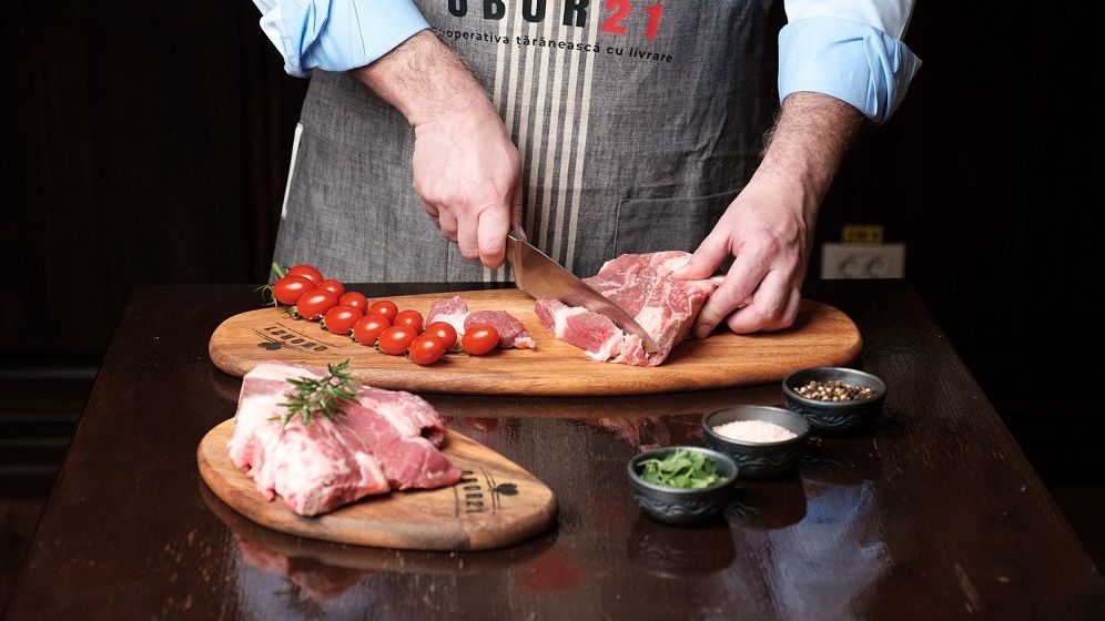 Preferințele românilor în materie de carne: antricot, cotlete de berbecuț, mușchi de capră și oase cu măduvă