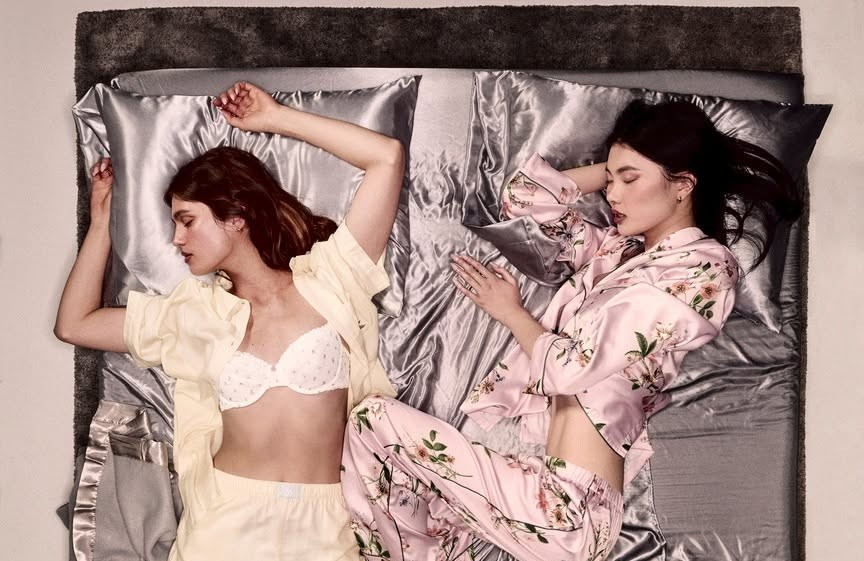 Victoria’s Secret revine în joc: vânzări în creștere și un pariu nou pe imaginea care a făcut brandul celebru