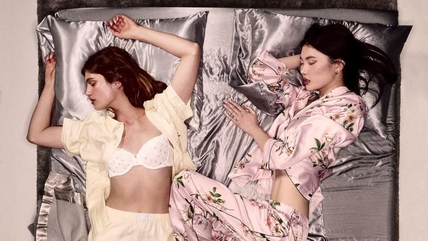 Victoria’s Secret revine în joc: vânzări în creștere și un pariu nou pe imaginea care a făcut brandul celebru