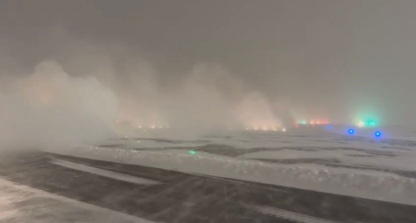 FOTO: Cum se desfășoară traficul pe aeroporturile din București în plină iarnă - Poza 2