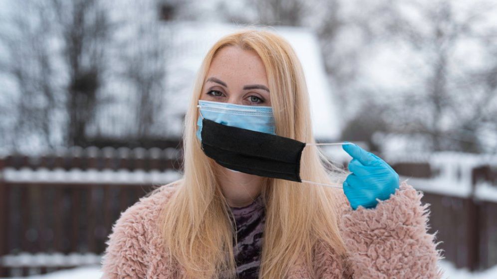 La finalul anului am putea scăpa de obligativitatea de a purta mască